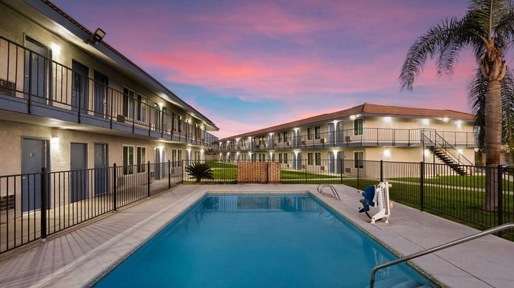 Days Inn by Wyndham Bakersfield Pool