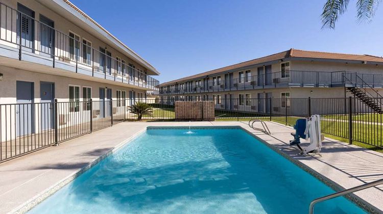 Days Inn by Wyndham Bakersfield Pool