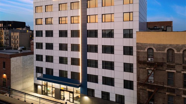 GLo Best Western Bronx NYC Exterior