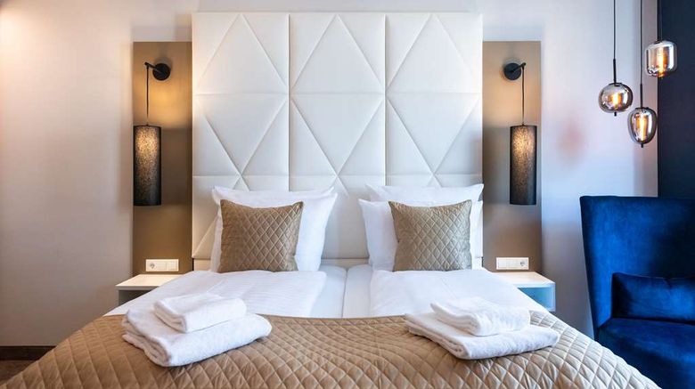 <b>Best Western Premier Hotel Royal Blue Room</b>. Images powered by <a href="https://iceportal.shijigroup.com/" title="IcePortal" target="_blank">IcePortal</a>.