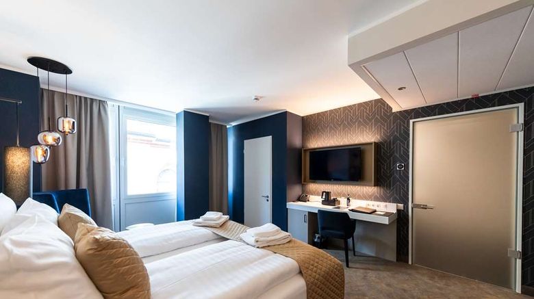 <b>Best Western Premier Hotel Royal Blue Room</b>. Images powered by <a href="https://iceportal.shijigroup.com/" title="IcePortal" target="_blank">IcePortal</a>.