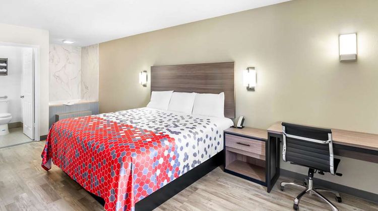 Econo Lodge Inn & Suites Biloxi Suite