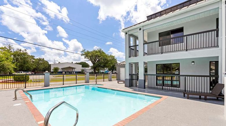 <b>Econo Lodge Inn & Suites Biloxi Pool</b>. Images powered by <a href="https://iceportal.shijigroup.com/" title="IcePortal" target="_blank">IcePortal</a>.