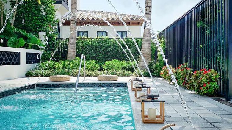 <b>White Elephant Palm Beach Pool</b>. Images powered by <a href="https://iceportal.shijigroup.com/" title="IcePortal" target="_blank">IcePortal</a>.