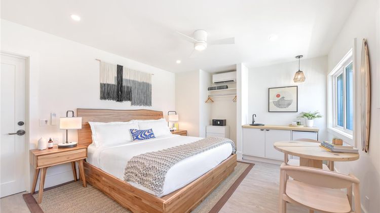 Laguna Surf Lodge by SCP Room