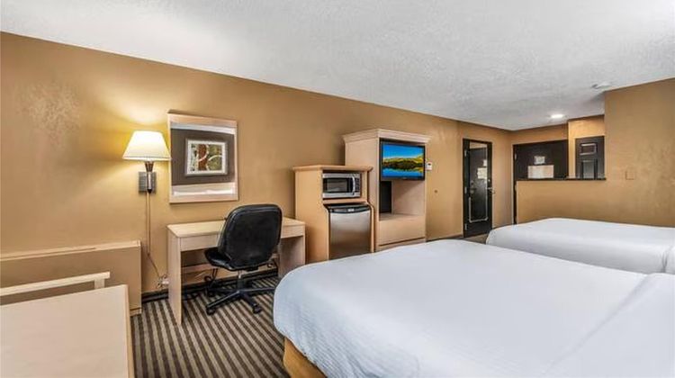 Seven Oaks Hotel Regina, SureStay Coll Room