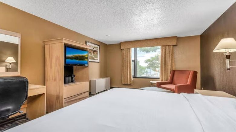 <b>Seven Oaks Hotel Regina, SureStay Room</b>. Images powered by <a href="https://iceportal.shijigroup.com/" title="IcePortal" target="_blank">IcePortal</a>.