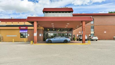 Seven Oaks Hotel Regina, SureStay Coll