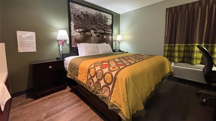Super 8 Chenoa Suite