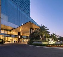 Wyndham Grand Plaza Royale Eve Exterior
