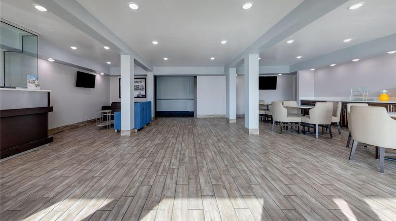 <b>Super 8 Ft Worth Entertainment District Lobby</b>. Images powered by <a href="https://iceportal.shijigroup.com/" title="IcePortal" target="_blank">IcePortal</a>.