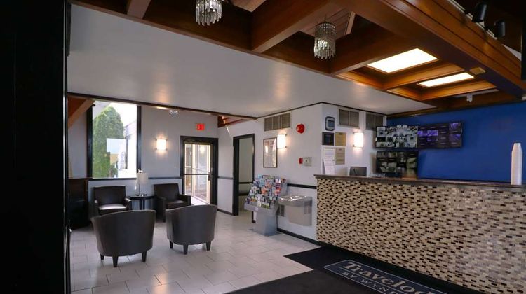 Travelodge by Wyndham Milwaukee Lobby