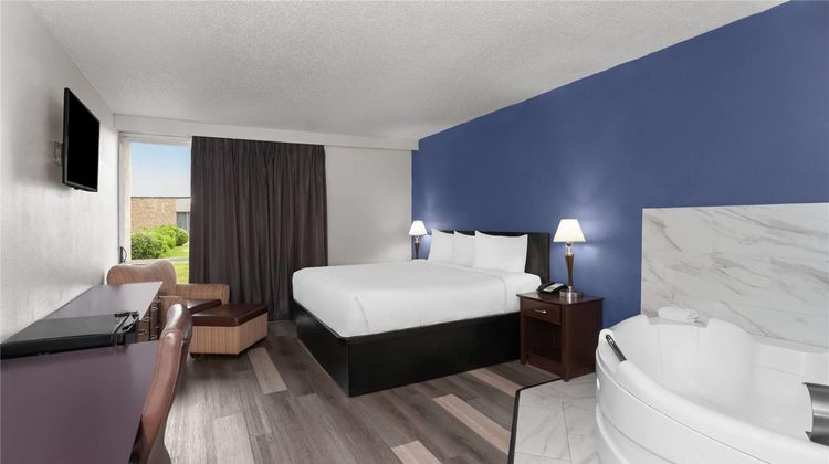 Travelodge by Wyndham Milwaukee Suite