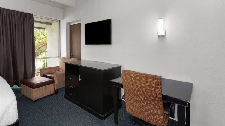 Travelodge by Wyndham Milwaukee Suite