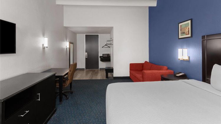 Travelodge by Wyndham Milwaukee Suite