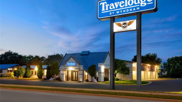 Travelodge by Wyndham Milwaukee Exterior