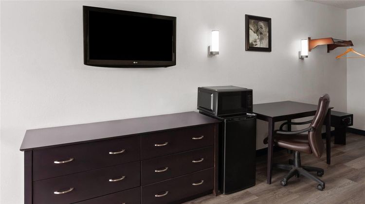 Travelodge by Wyndham Milwaukee Room
