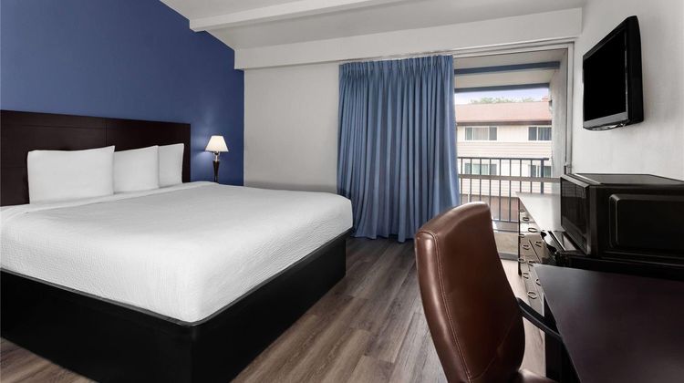 Travelodge by Wyndham Milwaukee Room