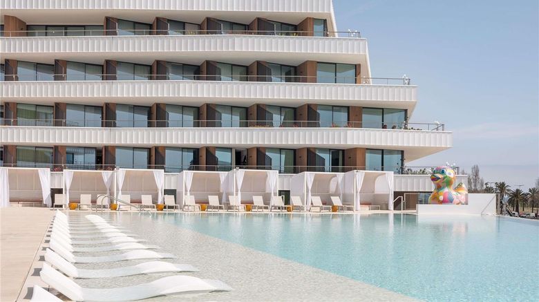 <b>SLS Barcelona Pool</b>. Images powered by <a href="https://iceportal.shijigroup.com/" title="IcePortal" target="_blank">IcePortal</a>.