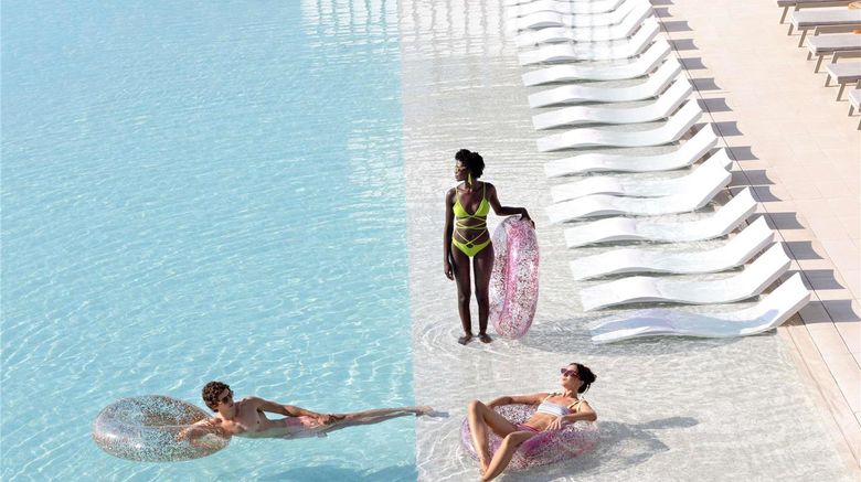 <b>SLS Barcelona Pool</b>. Images powered by <a href="https://iceportal.shijigroup.com/" title="IcePortal" target="_blank">IcePortal</a>.