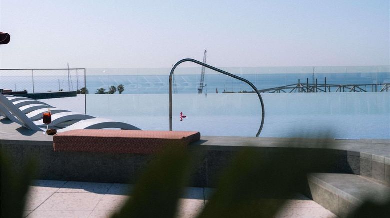 <b>SLS Barcelona Pool</b>. Images powered by <a href="https://iceportal.shijigroup.com/" title="IcePortal" target="_blank">IcePortal</a>.