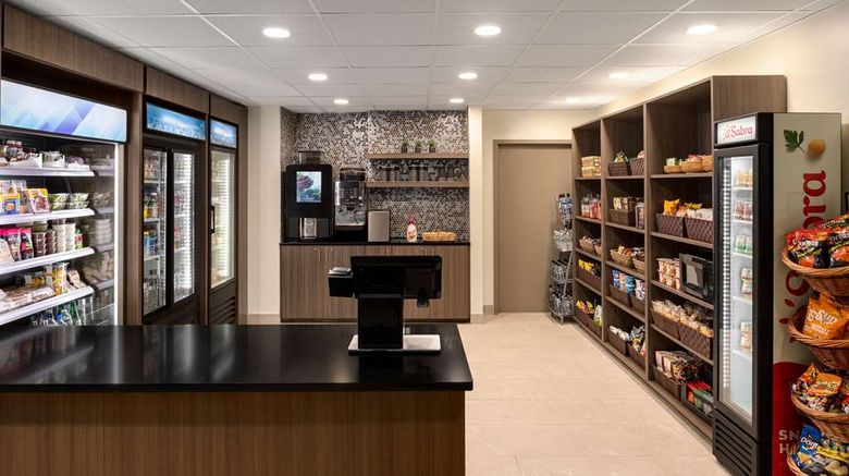 <b>DoubleTree by Hilton New York LaGuardia Restaurant</b>. Images powered by <a href="https://iceportal.shijigroup.com/" title="IcePortal" target="_blank">IcePortal</a>.