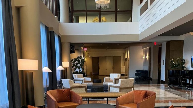 <b>DoubleTree by Hilton New York LaGuardia Lobby</b>. Images powered by <a href="https://iceportal.shijigroup.com/" title="IcePortal" target="_blank">IcePortal</a>.