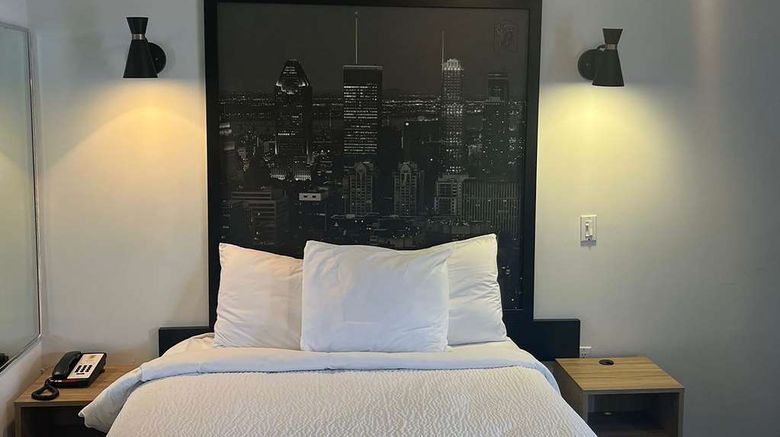 <b>Super 8 by Wyndham Montreal Room</b>. Images powered by <a href="https://iceportal.shijigroup.com/" title="IcePortal" target="_blank">IcePortal</a>.