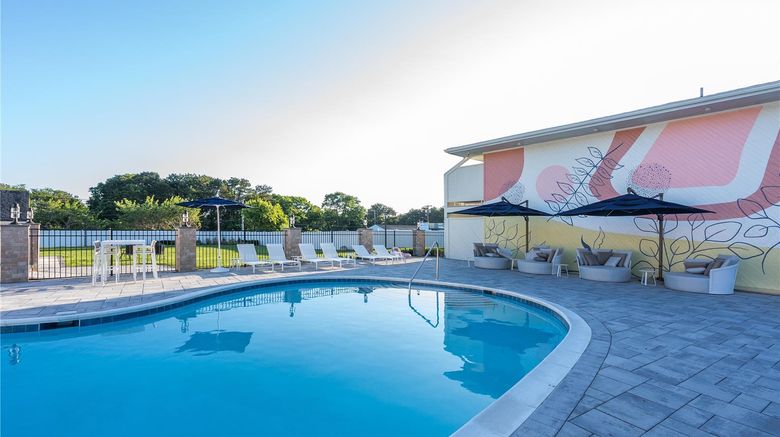<b>The Bentley Hotel Southampton Pool</b>. Images powered by <a href="https://iceportal.shijigroup.com/" title="IcePortal" target="_blank">IcePortal</a>.