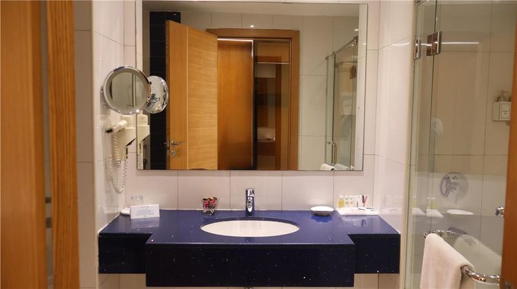 Golden Tulip Muscat Room