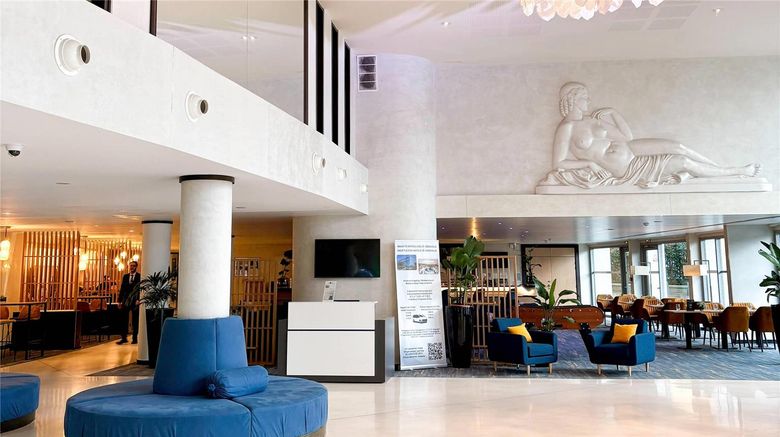 <b>Clarion Paris CDG Airport Lobby</b>. Images powered by <a href="https://iceportal.shijigroup.com/" title="IcePortal" target="_blank">IcePortal</a>.