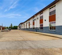 Red Lion Inn & Suites Olathe Kansas City Exterior
