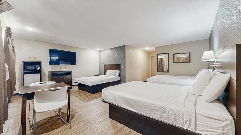 <b>Red Lion Inn & Suites Olathe Kansas City Suite</b>. Images powered by <a href="https://iceportal.shijigroup.com/" title="IcePortal" target="_blank">IcePortal</a>.