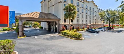 Sonesta Essential Orlando Airport Exterior