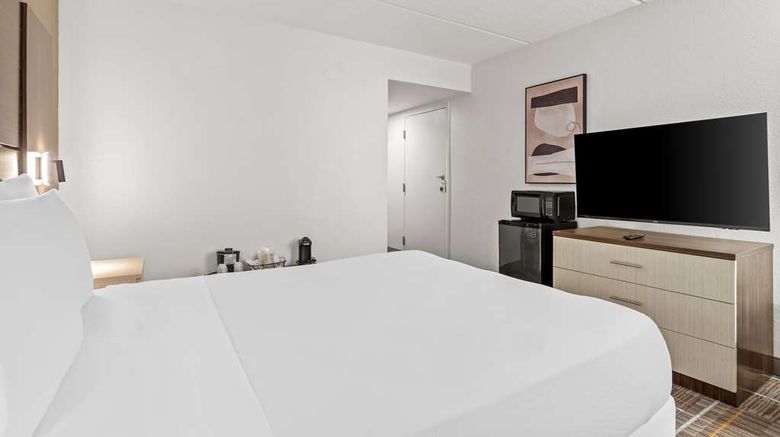 <b>Sonesta Essential Orlando Airport Room</b>. Images powered by <a href="https://iceportal.shijigroup.com/" title="IcePortal" target="_blank">IcePortal</a>.