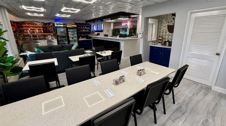 <b>Lx Hotel, SureStay Collection by BW Restaurant</b>. Images powered by <a href="https://iceportal.shijigroup.com/" title="IcePortal" target="_blank">IcePortal</a>.