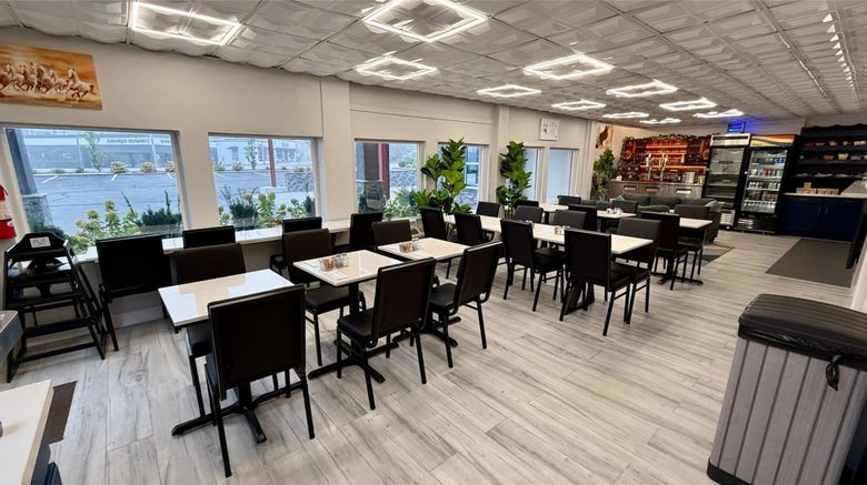 <b>Lx Hotel, SureStay Collection by BW Restaurant</b>. Images powered by <a href="https://iceportal.shijigroup.com/" title="IcePortal" target="_blank">IcePortal</a>.