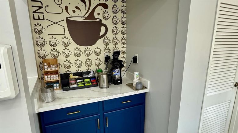 <b>Lx Hotel, SureStay Collection by BW Restaurant</b>. Images powered by <a href="https://iceportal.shijigroup.com/" title="IcePortal" target="_blank">IcePortal</a>.