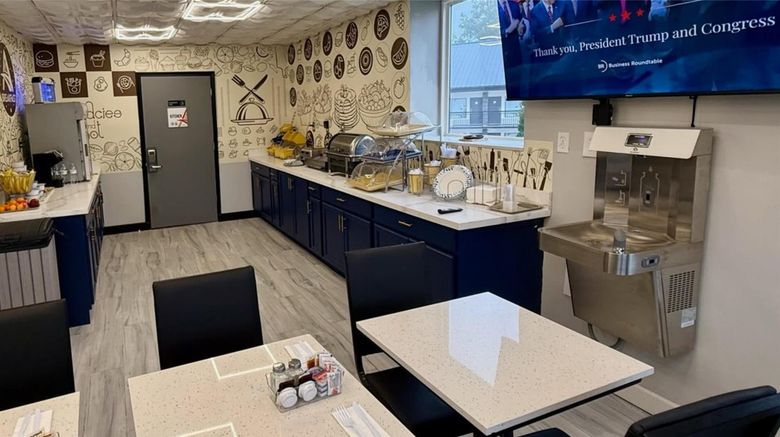 <b>Lx Hotel, SureStay Collection by BW Restaurant</b>. Images powered by <a href="https://iceportal.shijigroup.com/" title="IcePortal" target="_blank">IcePortal</a>.