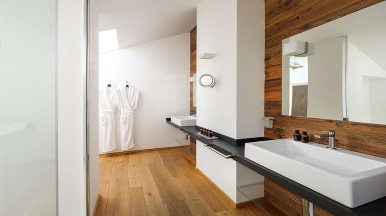 <b>Montana Lodge And Spa Suite</b>. Images powered by <a href="https://iceportal.shijigroup.com/" title="IcePortal" target="_blank">IcePortal</a>.