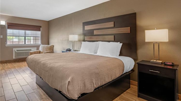 Quality Inn & Suites Room