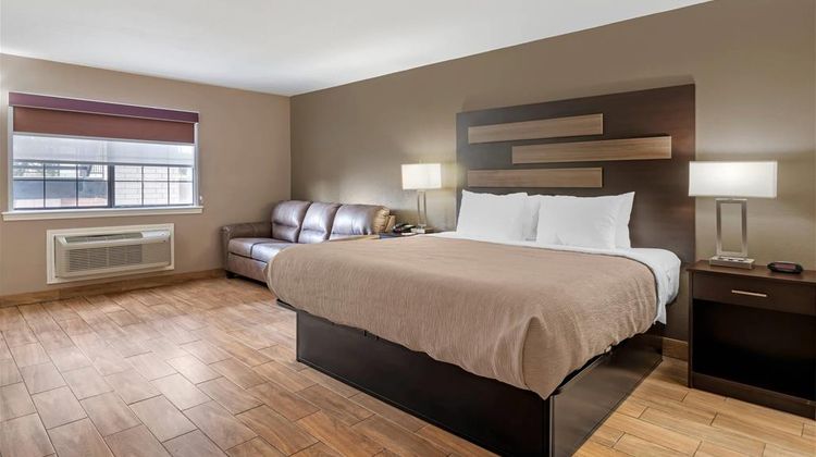 Quality Inn & Suites Suite