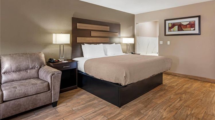 Quality Inn & Suites Suite