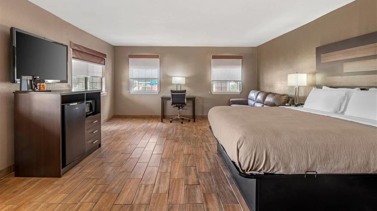 Quality Inn & Suites Suite
