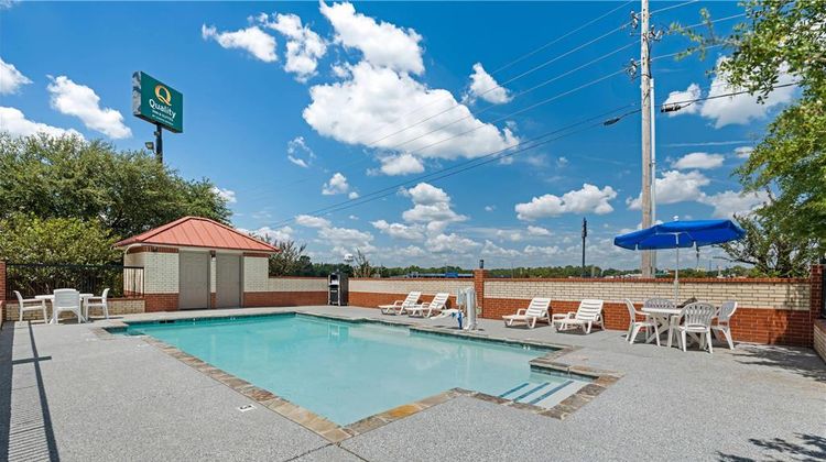 Quality Inn & Suites Pool