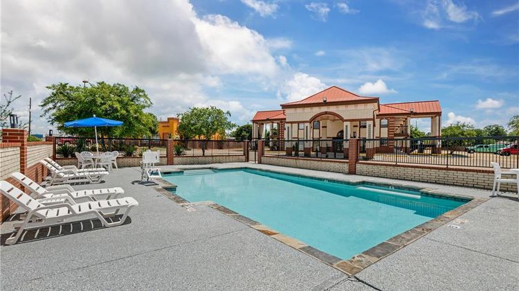 Quality Inn & Suites Pool