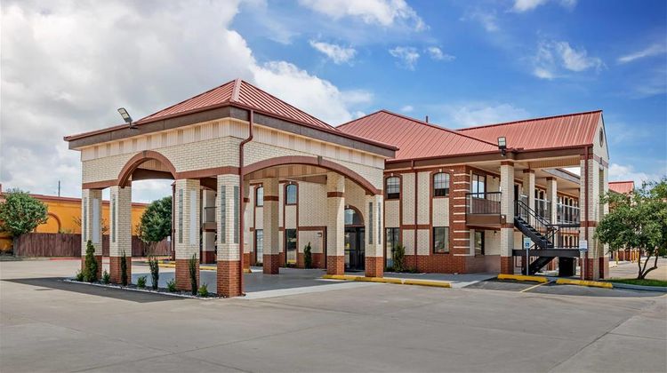 Quality Inn & Suites Exterior