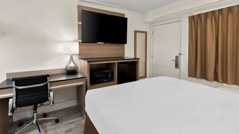 <b>Clarion Pointe Room</b>. Images powered by <a href="https://iceportal.shijigroup.com/" title="IcePortal" target="_blank">IcePortal</a>.