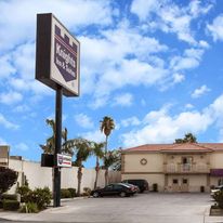 Howard Johnson by Wyndham Bakersfield