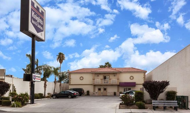 Howard Johnson by Wyndham Bakersfield Exterior